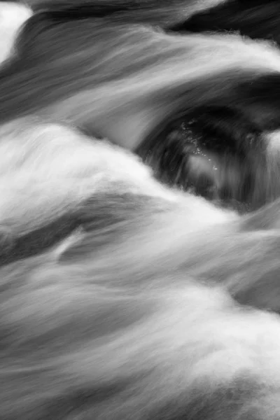 Detail Landschaftsbild Des Flusses Fließt Über Felsen Mit Langzeitbelichtung Bewegungsunschärfe — Stockfoto
