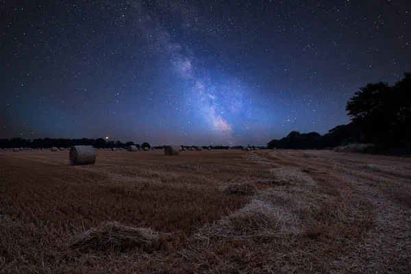 Atemberaubende Lebendige Milchstraße Zusammengesetzte Bild Über Landschaft Von Feld Von — Stockfoto