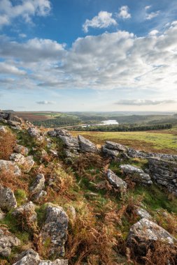 Deri Tor Burrator rezervuar Dartmoor Milli Parkı'nda doğru görünümünden güzel sonbahar günbatımı manzara görüntüsü