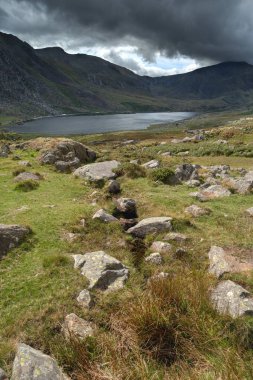 Snowdonia erken sonbahar sırasında Llyn Ogwen çevresindeki kırsal güzel manzara resmi