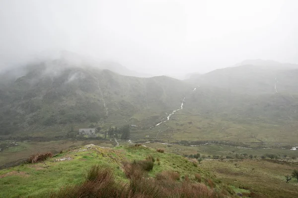 Landscape Image Low Cloud Hanging Snowdonia Mountain Range Heavy Rainfall — Stock Photo, Image