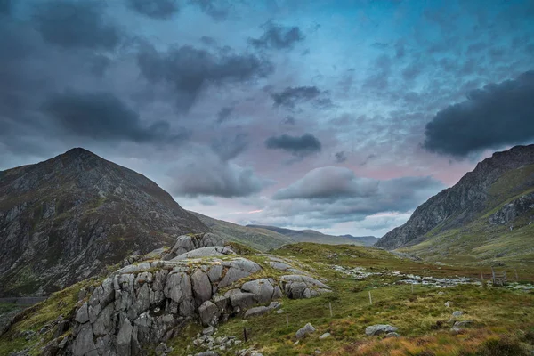 Piękny Krajobraz Nastrojowy Obraz Doliny Nant Francon Snowdonia Podczas Zachodu — Zdjęcie stockowe