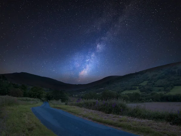 Splendida Vibrante Lattea Immagine Composita Sopra Paesaggio Delle Montagne Lontananza — Foto Stock