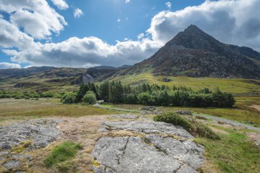 Snowdonia erken sonbahar sırasında Llyn Ogwen çevresindeki kırsal güzel manzara resmi