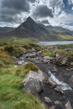 Snowdonia erken sonbahar sırasında Llyn Ogwen çevresindeki kırsal güzel manzara resmi