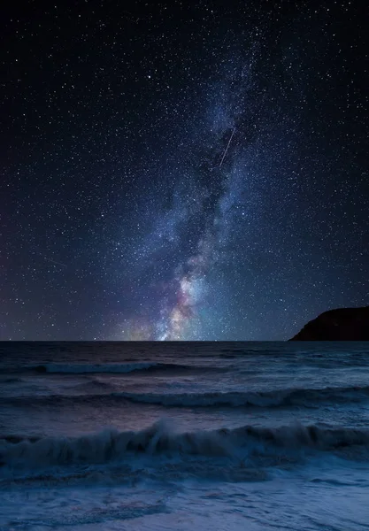 Impressionante Vibrante Láctea Imagem Composta Sobre Paisagem Ondas Longa Exposição — Fotografia de Stock