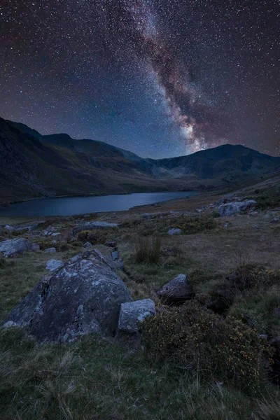 Atemberaubende Lebendige Milchstraße Zusammengesetzte Bild Über Schöne Landschaft Bild Der — Stockfoto