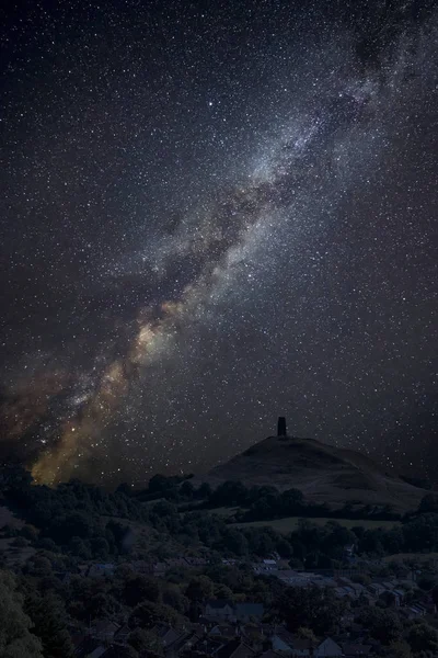令人惊叹的充满活力的银河合成图像在英格兰的格罗斯顿伯里托尔景观 — 图库照片