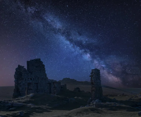 Atemberaubendes Lebendiges Milchstraßenbild Über Verlassenem Nebelsteinbruch Dartmoor Mit Sanftem Sonnenlicht — Stockfoto