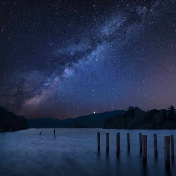 Atemberaubende Lebendige Milchstraße Zusammengesetzte Landschaft Bild Über Derwent Wasser Seengebiet — Stockfoto