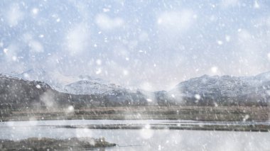 Mount Snowdon ve ağır kar fırtınası diğer Peaks'e Snowdonia Milli Parkı'nda güzel kış manzara görüntüsü