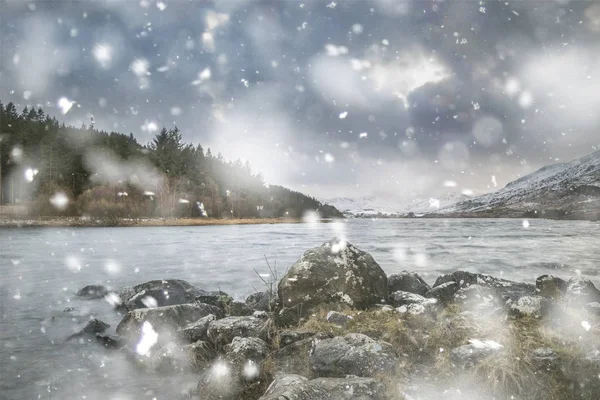 美しい日の出風景の画像 Llynnau Mymbyr 冬のスノードニア国立公園に雪をかぶった大雪の嵐で背景の山々 — ストック写真