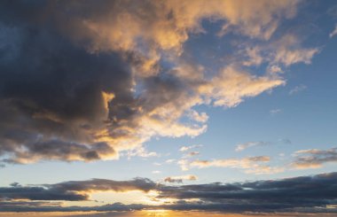 Güzel renkli altın saat günbatımı gökyüzü bulut oluşumu ve güneş ile