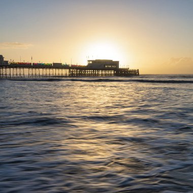 Kış aylarında West Sussex'deki / daki Worthing pier güzel gündoğumu Peyzaj görüntüsü