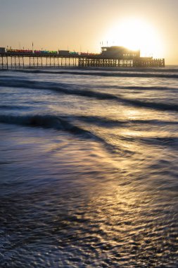 Kış aylarında West Sussex'deki / daki Worthing pier güzel gündoğumu Peyzaj görüntüsü