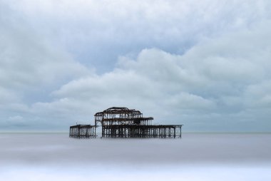 Moody akşam gökyüzünde sahipsiz Victoria West Pier Brighton West Sussex'deki / daki olan manzara resmi
