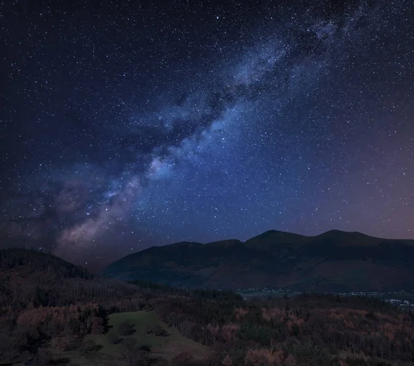 Ohromující Živé Mléčné Dráhy Kompozitní Krajiny Obraz Nad Catbells Derwentwater — Stock fotografie