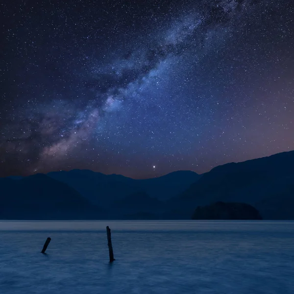 Atemberaubende Lebendige Milchstraße Zusammengesetzte Landschaft Bild Über Derwent Wasser Seengebiet — Stockfoto