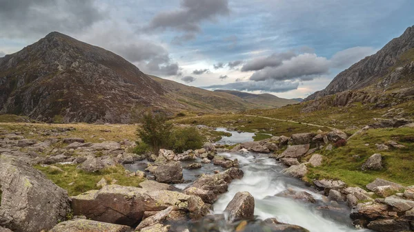 Imagem Paisagem Rio Que Desce Serra Perto Llyn Ogwen Llyn — Fotografia de Stock