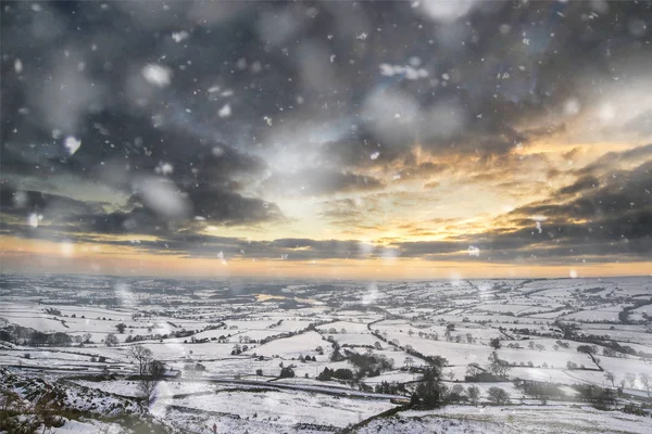 雪の上の冬の空は大雪の嵐で日没時ピーク地区の冬の風景をカバー — ストック写真