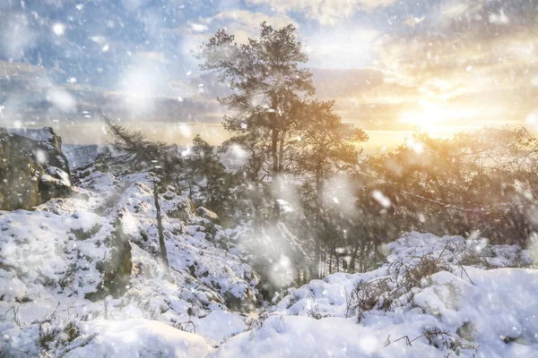 Fantastisk Solnedgång Vinterlandskap Från Bergen Tittar Över Landsbygden Tung Snöstorm — Stockfoto