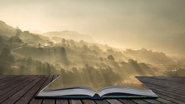 Çarpıcı sonbahar Sonbahar Manzara gündoğumu sisin içinde açık hikaye kitabın sayfalarını dışarı geliyor Langdales Vadisi üzerinden akış güneş ışınları ile Lake District