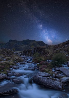 Yatay görüntü dağ silsilesi Llyn Ogwen ve Snowdonia Llyn Idwal yakın aşağı akan nehri üzerinde Canlı Samanyolu kompozit görüntü çarpıcı