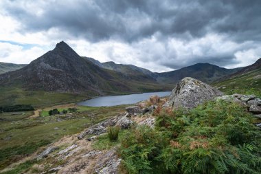 Snowdonia erken sonbahar sırasında Llyn Ogwen çevresindeki kırsal güzel manzara resmi