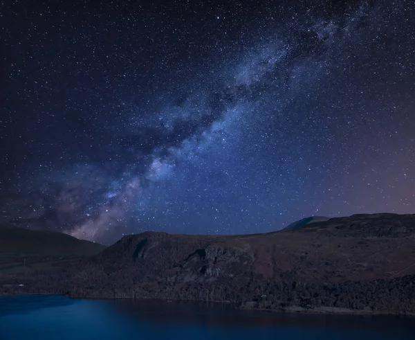 Impressionante Vibrante Láctea Imagem Paisagem Composta Sobre Catbells Perto Derwent — Fotografia de Stock