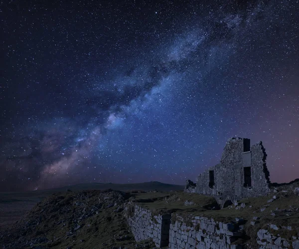 Fantastisk Pulserande Vintergatan Sammansatt Bild Över Övergivna Foggintor Stenbrott Dartmoor — Stockfoto