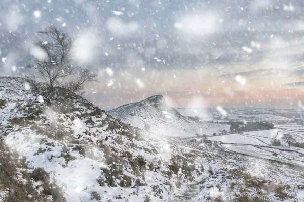 Красивый Зимний Пейзаж Закате Над Заснеженной Сельской Местностью Сильный Снежный — стоковое фото