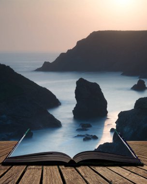 Güzel renkli günbatımı manzara resim açık hikaye kitabın sayfalarını dışarı geliyor İngiltere Güney Cornwall Sahili'Kynance Koyu'nun