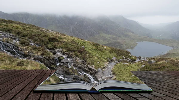 Moody manzara suretinde Llyn Idwal Glyders dağ aralığında açık hikaye kitabın sayfalarını dışarı gelecek sonbaharda ağır yağış Snowdonia içinde