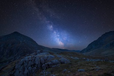 Güzel moody manzara resim Nant yiğit vadinin Snowdonia içinde üzerinde çarpıcı Canlı Samanyolu bileşik görüntü 