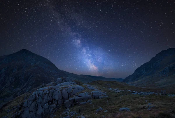 Fantastisk Pulserande Vintergatan Sammansatt Bild Över Vackra Lynnig Landskapet Bilden — Stockfoto