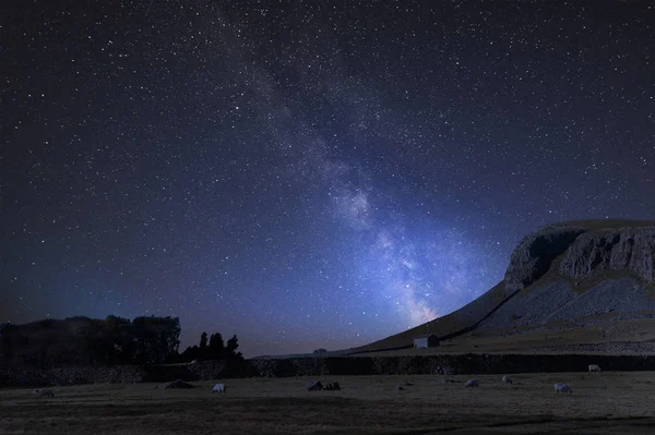 令人惊叹的充满活力的银河综合图像在诺伯岭和石头谷仓的景观在约克郡戴尔斯国家公园 — 图库照片