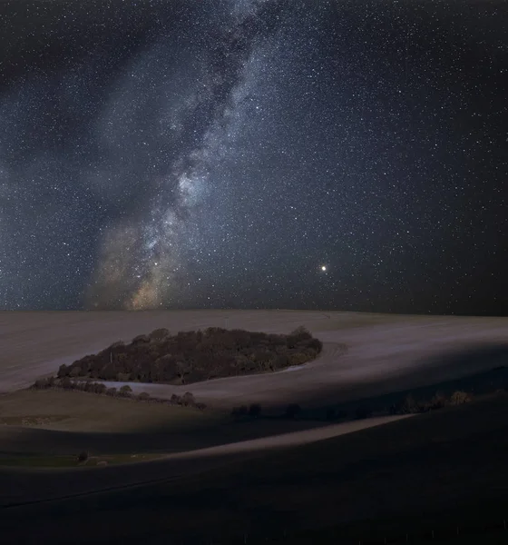 Impressionante Vibrante Láctea Imagem Composta Sobre Paisagem Campo Colinas Vales — Fotografia de Stock