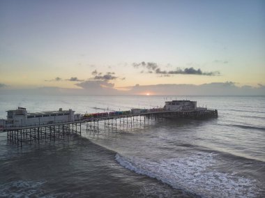 Worthing pier gündoğumu, İngiltere'de Sussex kıyısında dron havadan görünümü Peyzaj görüntüsü