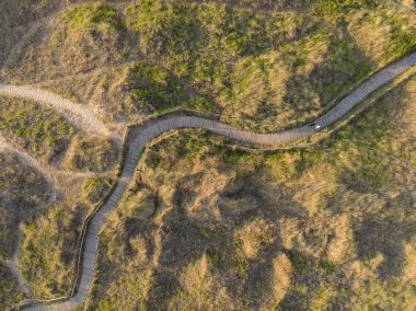 Hava kuş bakışı çimenli kum tepeleri plaj manzara üzerinde güneş doğarken İngilizce kıyısında robot.