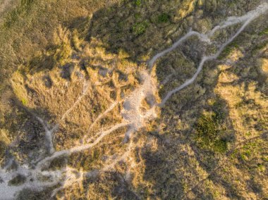 Hava kuş bakışı çimenli kum tepeleri plaj manzara üzerinde güneş doğarken İngilizce kıyısında robot.