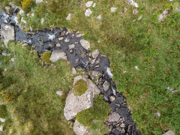 スノードニアで滝の上下岩の上を流れる川の空撮風景をドローンします — ストック写真