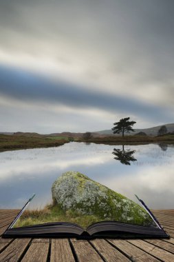 Moody fırtına bulutları Kelly Hall Tarn Lake District olarak üzerinde geç sonbahar sonbahar öğleden sonra dışarı sayfaları geliyor sırasında güzel manzara görüntüsünü açın hikaye kitabı