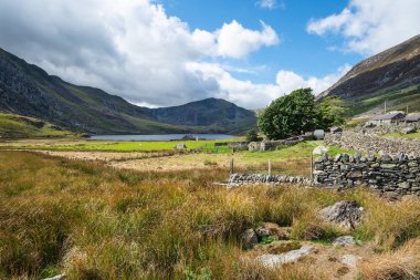Snowdonia erken sonbahar sırasında Llyn Ogwen çevresindeki kırsal güzel manzara resmi