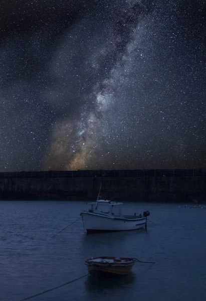 Потрясающее Яркое Композитное Изображение Млечного Пути Над Пейзажем Рыбацких Лодок — стоковое фото