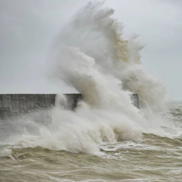 Потрясающие Волны Разбивающиеся Стену Гавани Время Ветреной Бури Ньюхейвене Английском — стоковое фото