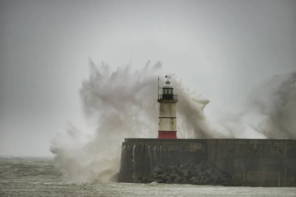 Nádherné Velké Vlny Přes Přístav Zeď Během Větrné Bouře Newhavenu — Stock fotografie