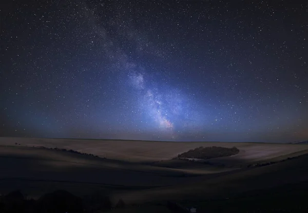 Impresionante Imagen Compuesta Vía Láctea Vibrante Sobre Paisaje Colinas Valles —  Fotos de Stock