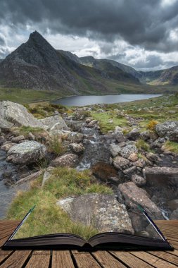 Güzel manzara görüntü akışı sırasında erken sonbahar sayfalarını dışarı geliyor arka planda Tryfan doğru akan Snowdonia Llyn Ogwen yakınındaki hikaye kitabı açın