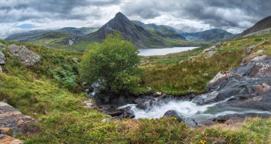 Güzel panorama manzara görüntüsünü Llyn Ogwen Snowdonia içinde yakınındaki kayaların üzerinden Tryfan ile erken sonbahar sırasında arka planda akan dere