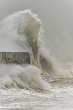 Dalgalar Newhaven İngilizce kıyısında, rüzgarlı fırtına sırasında Liman duvar'ın üstüne çökmesini çarpıcı